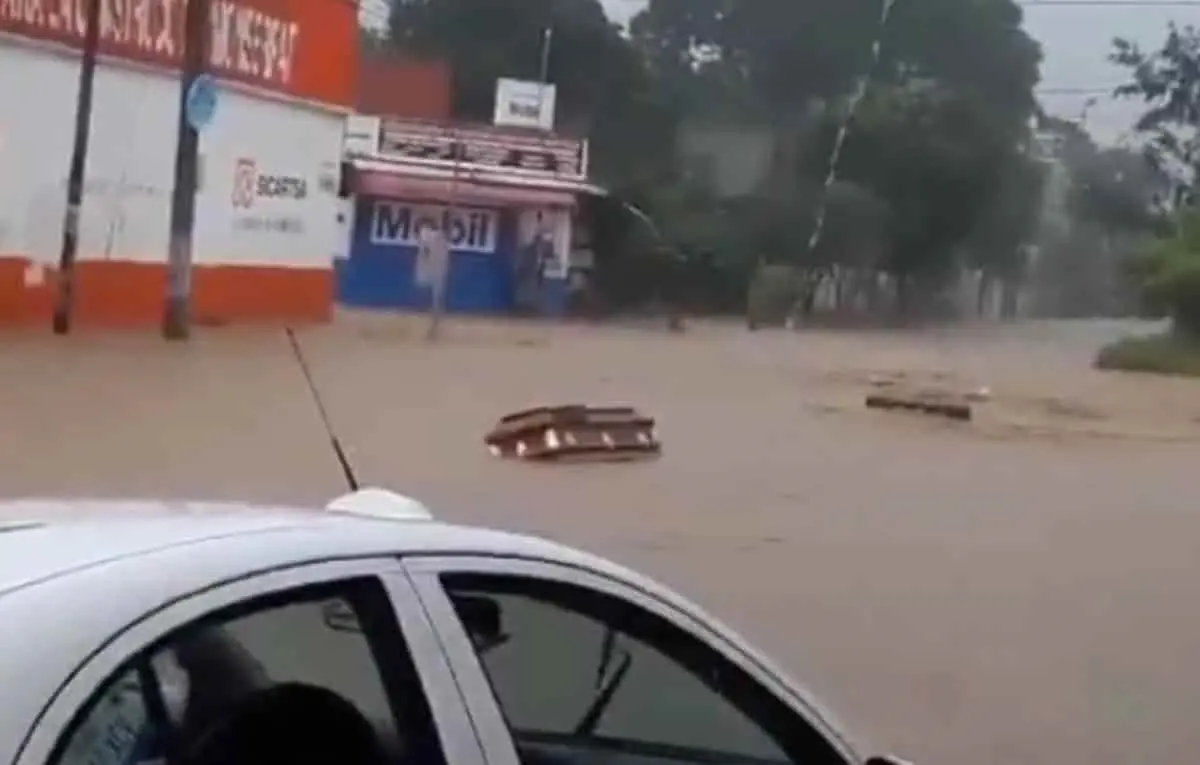Video. Ataúdes aparecen en inundaciones debido al paso de Grace
