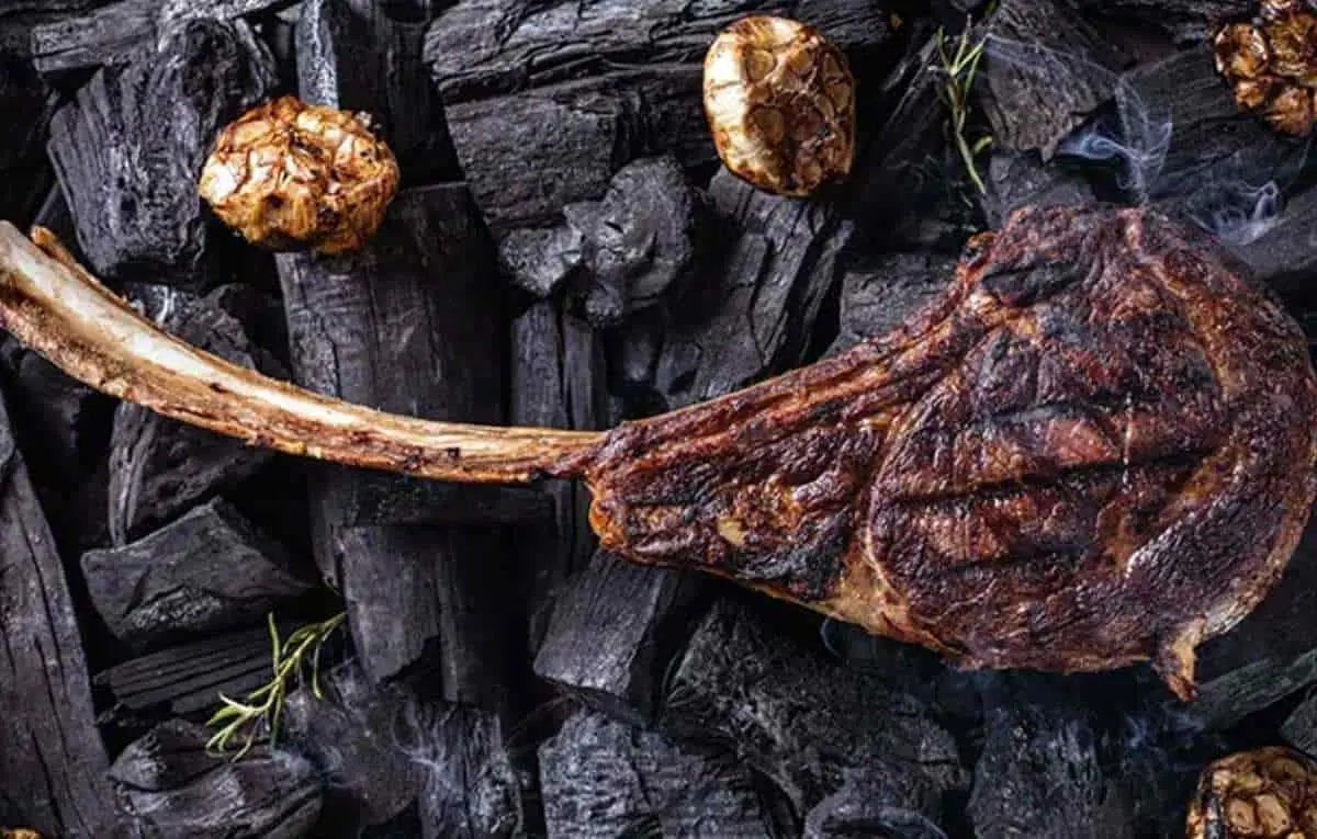 Hombre saca una báscula para pesar su porción de carne en restaurante