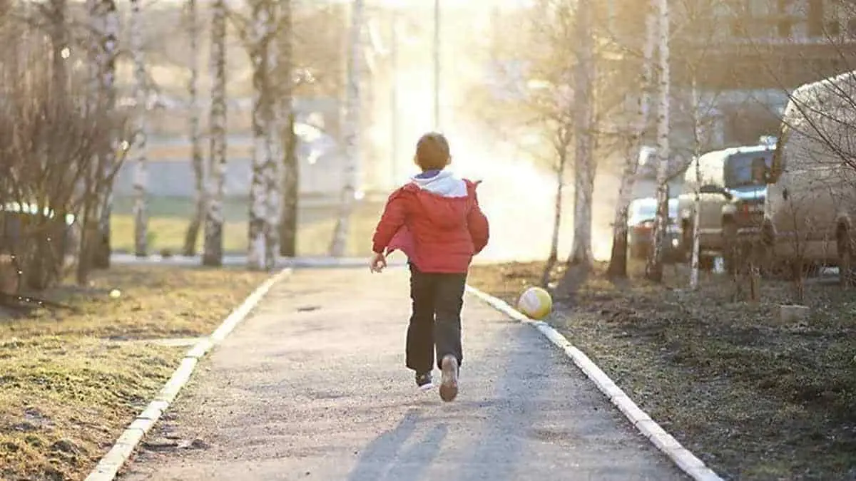 Niñito de 4 años corre a los brazos de su padre y muere atropellado