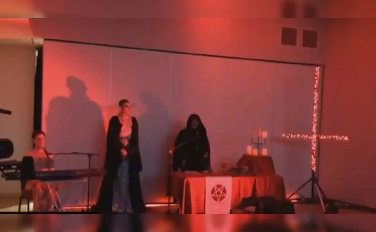 VIDEO. Noticiero transmite por error ritual satánico en vivo