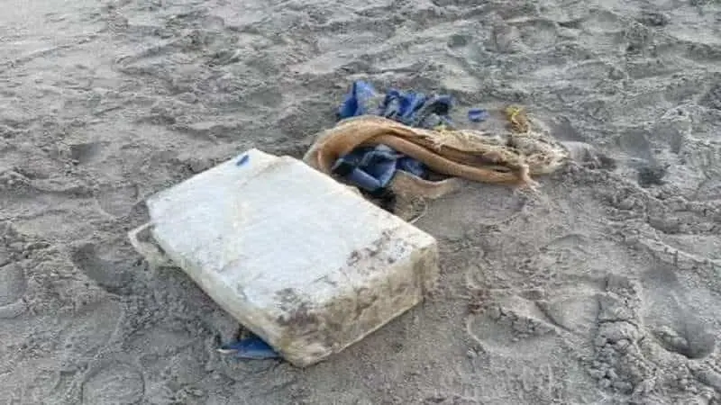 Hombre encuentra 30 kilos de cocaína mientras se bañaba en una playa