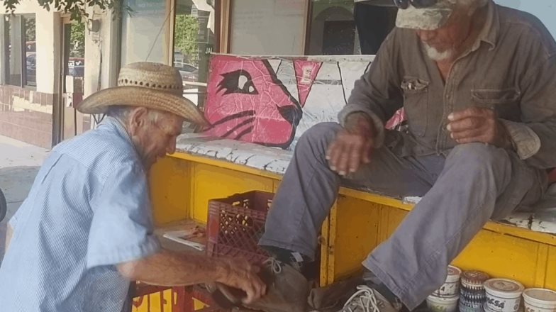 Abuelito a sus 80 años sigue dando brillo al calzado