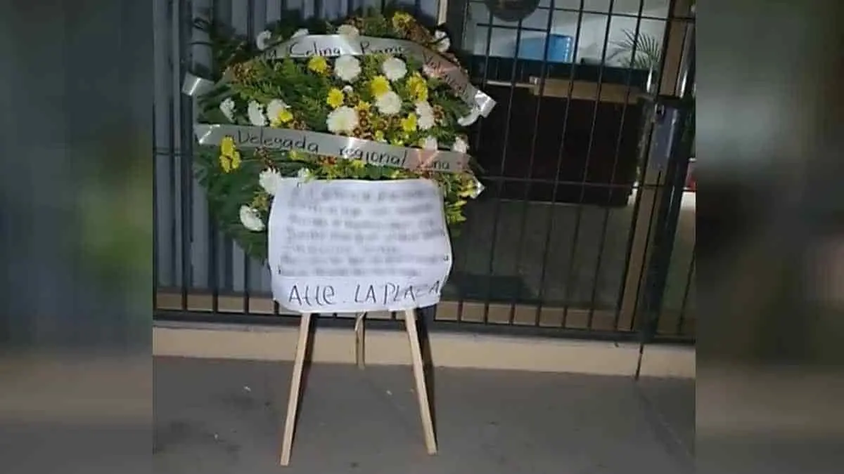 Dejan corona fúnebre en Delegación de la FGJE