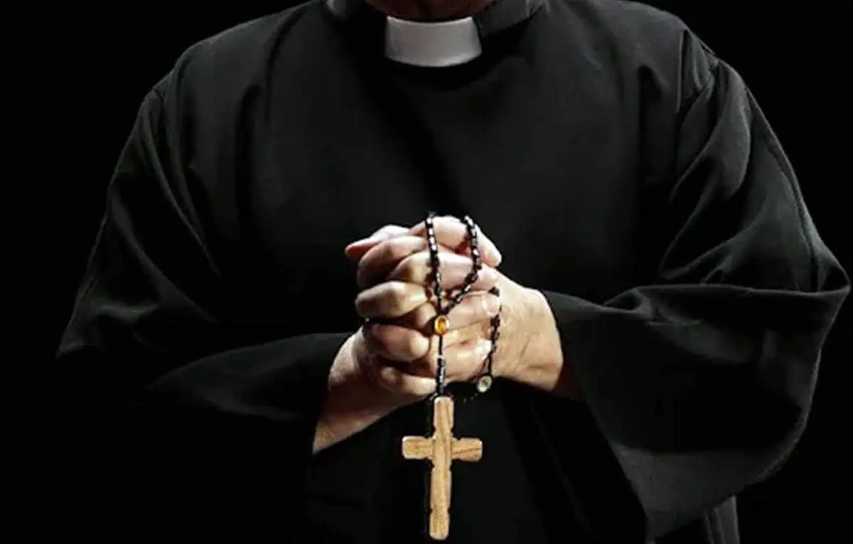Acusan a sacerdote de ver pornografía infantil