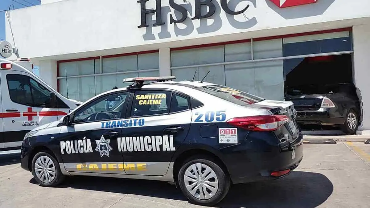 Video. Se mete al banco con todo auto en Ciudad Obregón