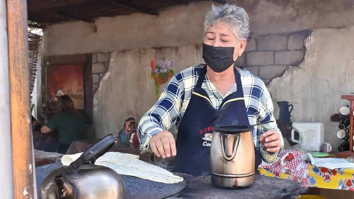 Por tradición, elabora burros de tortillas "sobaqueras"