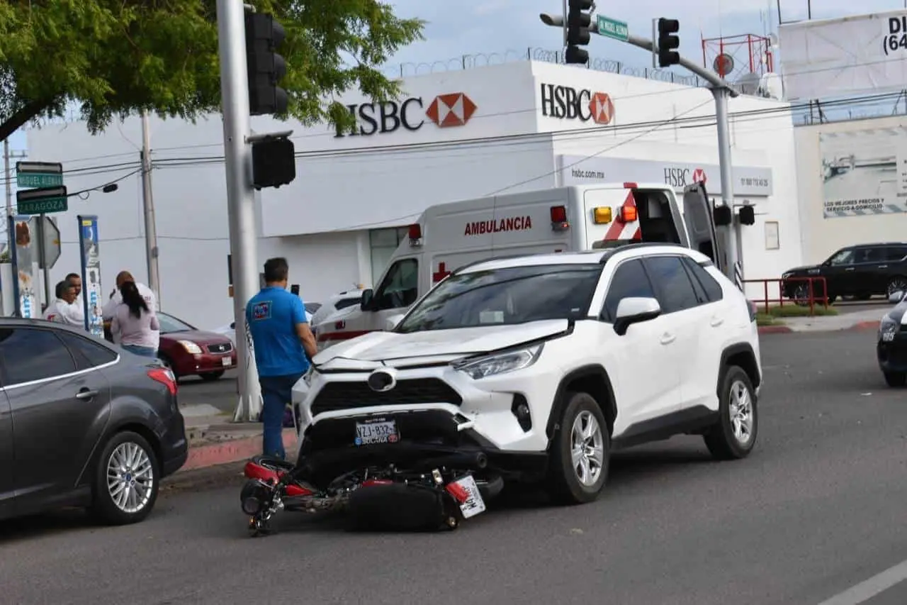 Chocan camioneta y moto en céntrico crucero