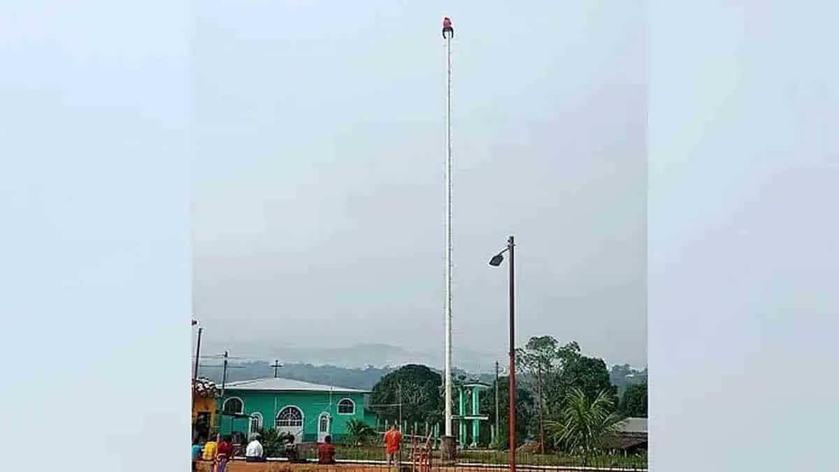 VIDEO:  Joven se suicida lanzándose desde un poste de voladores de Papantla