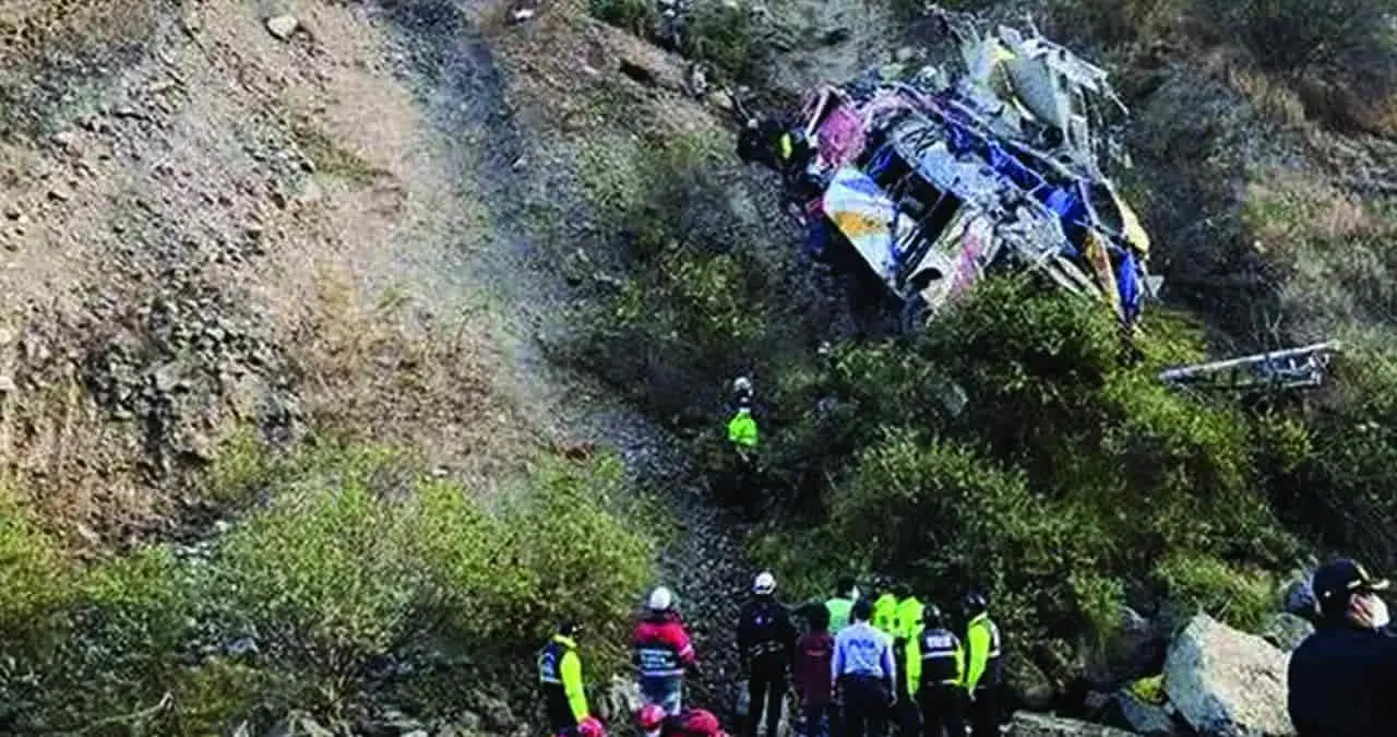 Desbarranca autobús con 63 pasajeros; 26 mueren