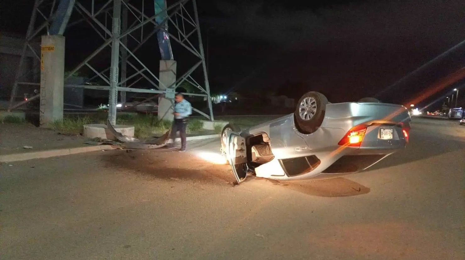 Vuelca vehículo en el bulevar Las Torres