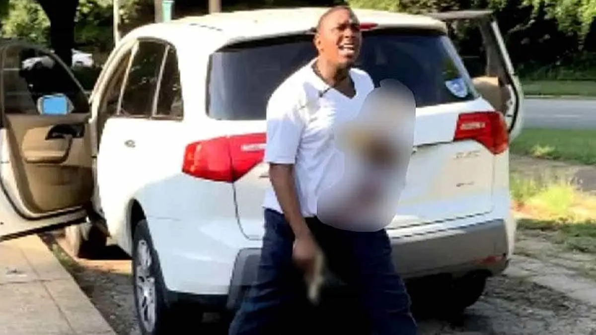 Sale echando bala con su bebé en brazos