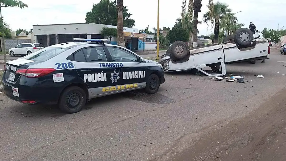 Vuelca camioneta en Urbi Villa del Real