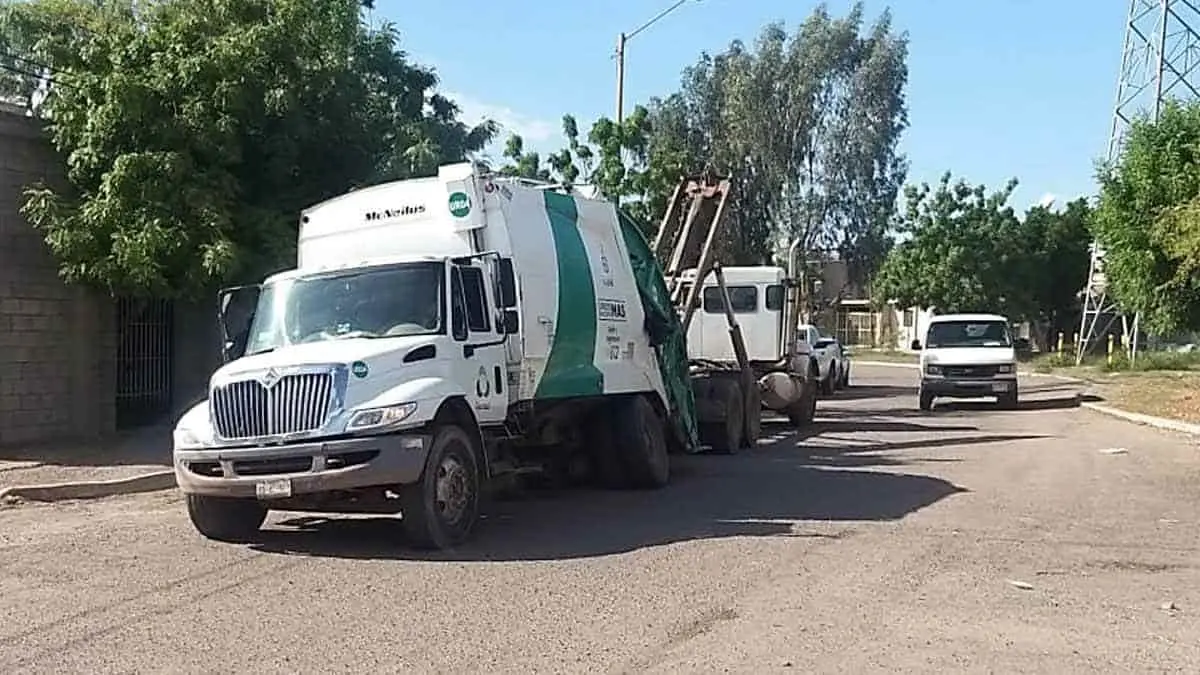 Cae camión recolector de basura a socavón