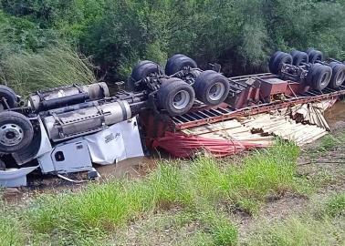 Vuelca tráiler cargado de madera en la Internacional
