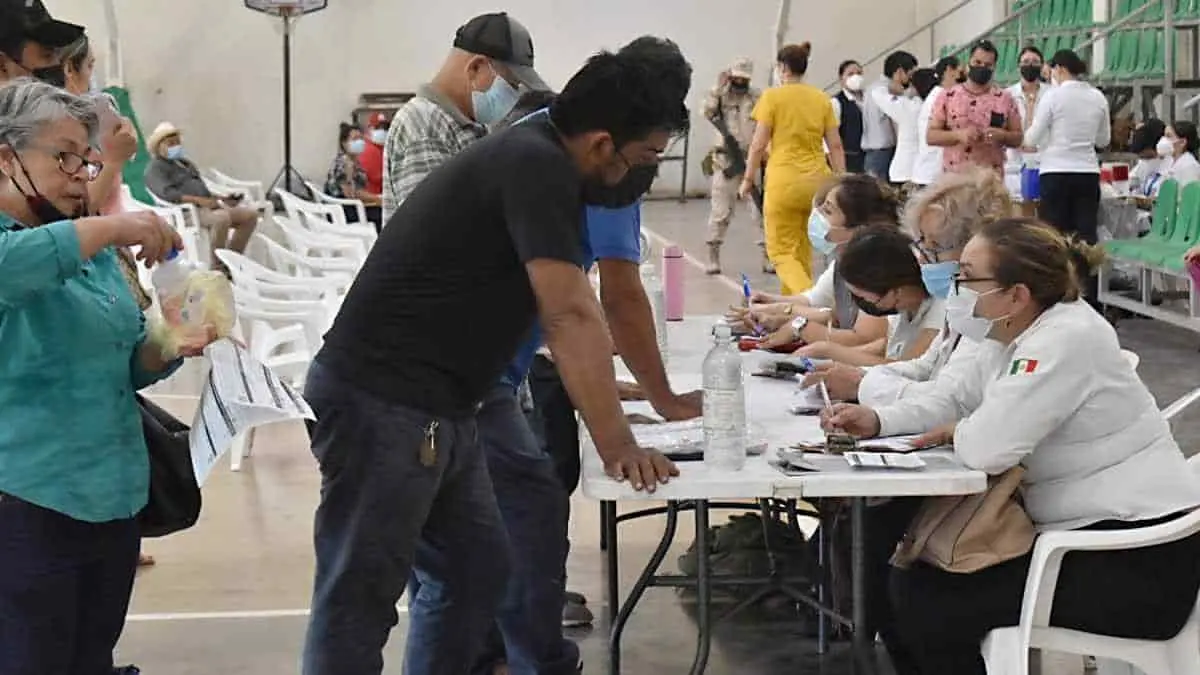 Ciudadanos combinan vacunas