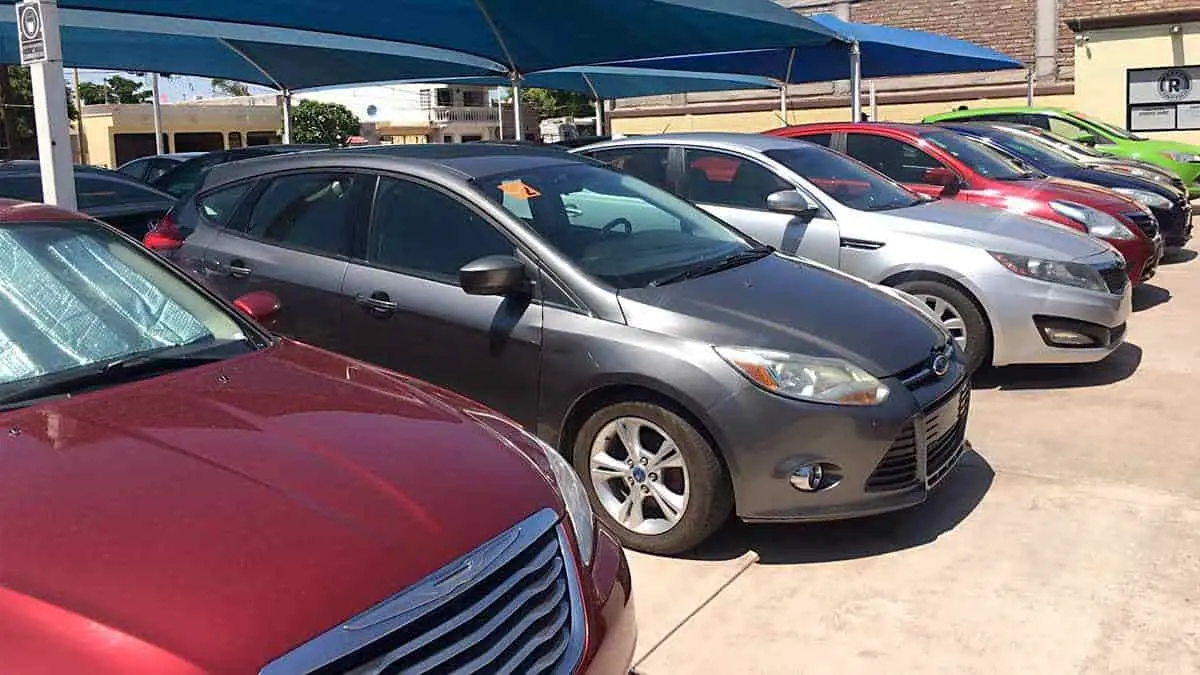 Inflación afecta a vendedores de autos seminuevos y usados