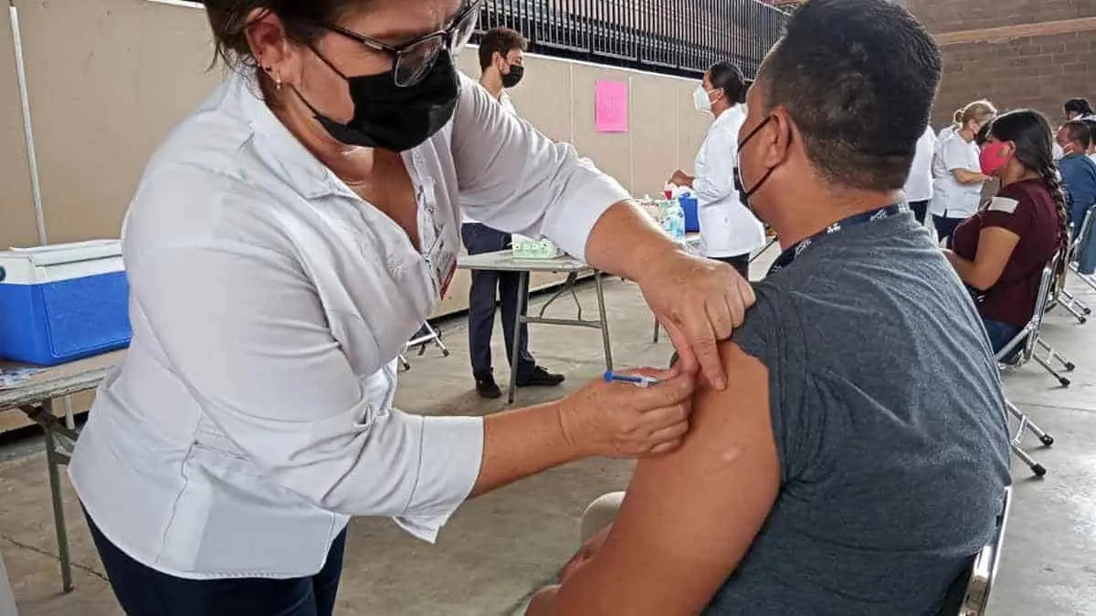La vacuna contra el Covid-19 se debe de seguir aplicando: SS