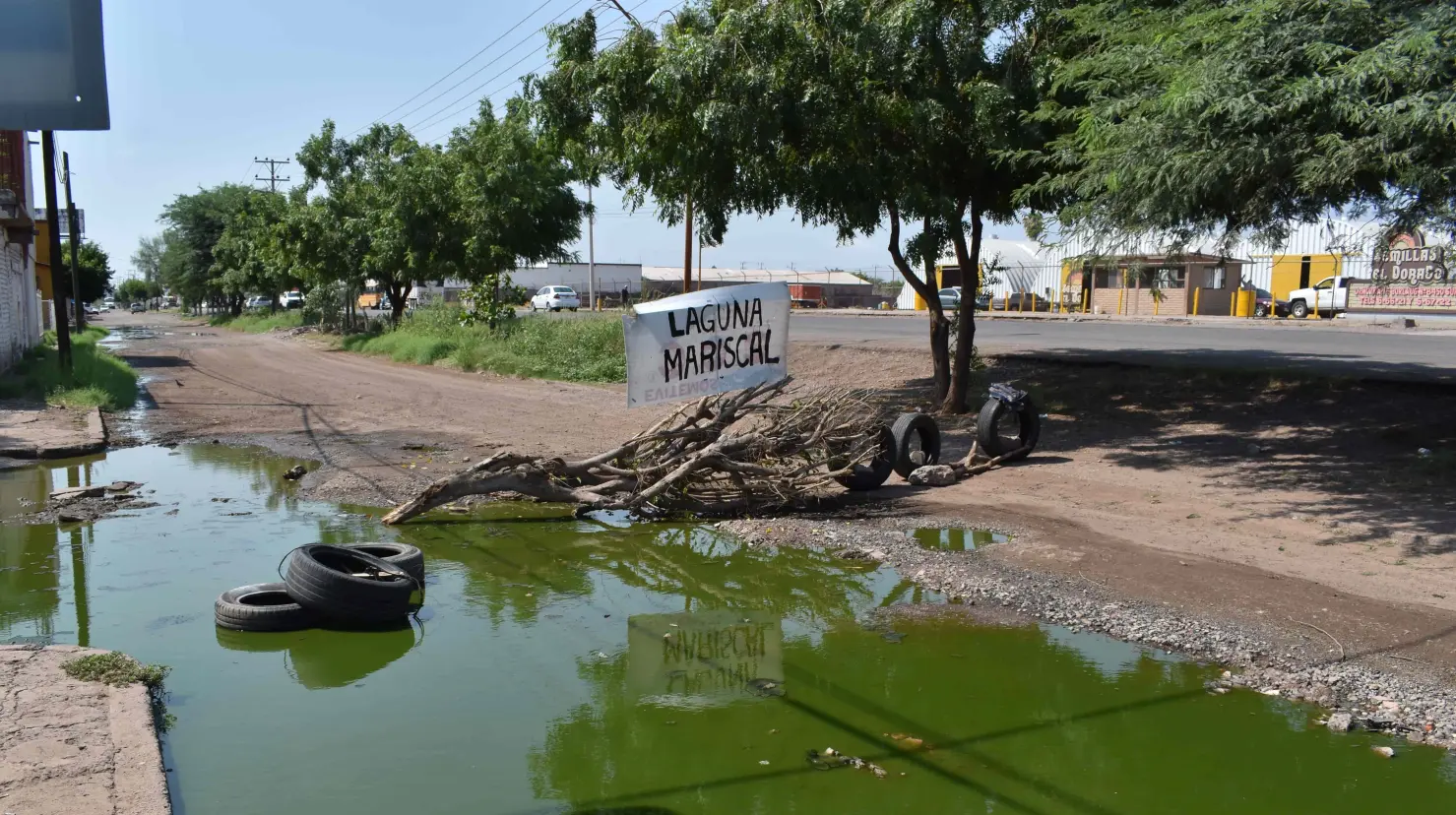 Con  la pancarta se bloqueo el acceso vehicular