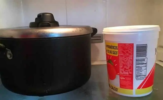 Recomiendan no guardar comida en envases de yogurt o helado