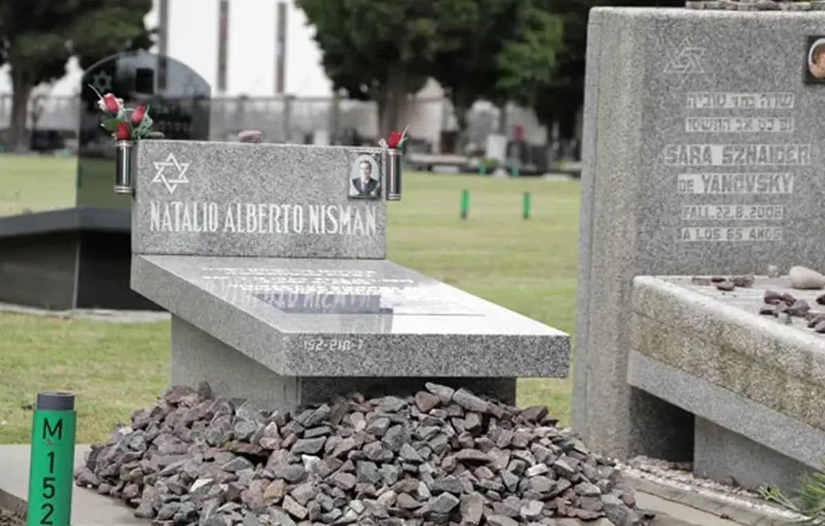 Los detienen mientras robaban 223 lápidas de un cementerio