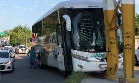 Autobús de pasajeros se estrella en un puente peatonal Autobús de pasajeros se estrella en un puente peatonal