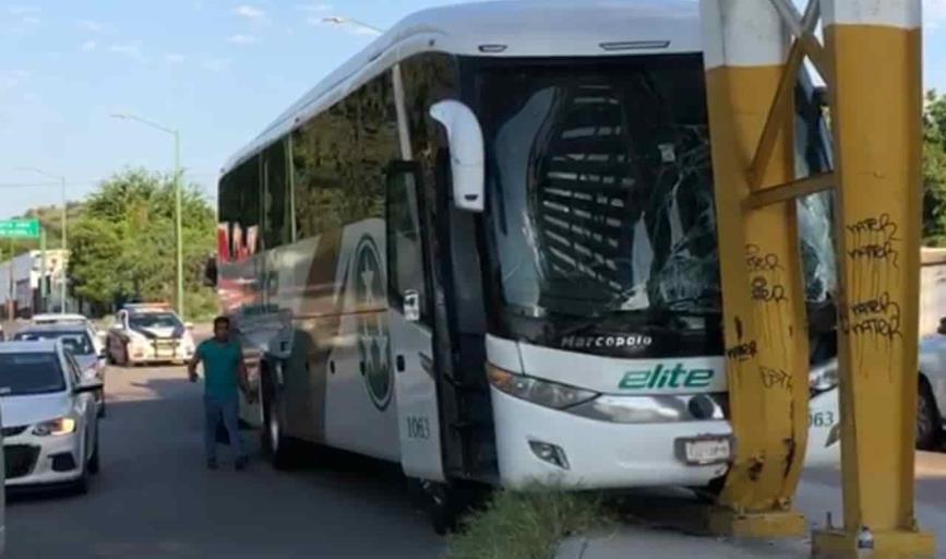 Autobús de pasajeros se estrella en un puente peatonal