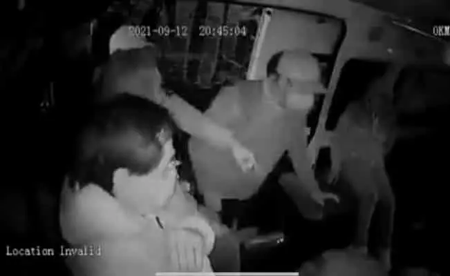 VIDEO: Mujer enfrenta a asaltante en una combi en Edomex