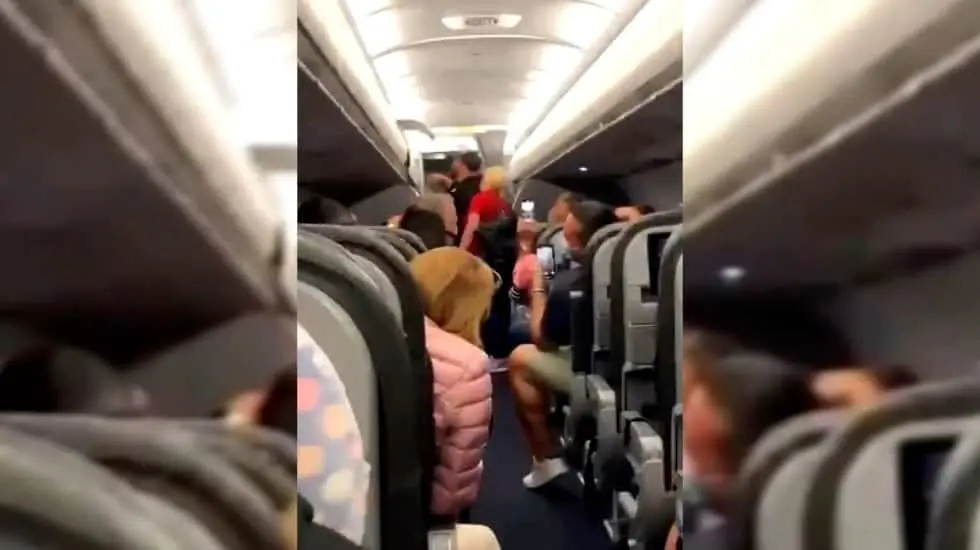 VIDEO. Bajan a 2 hombres de avión y pasajeros celebran cantando