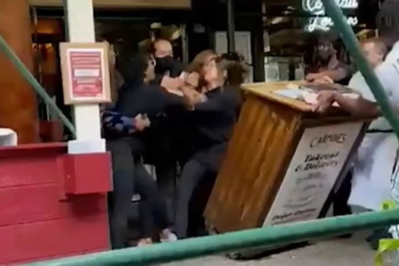 VIDEO. Golpean a empleada por pedirles su certificado de vacuna