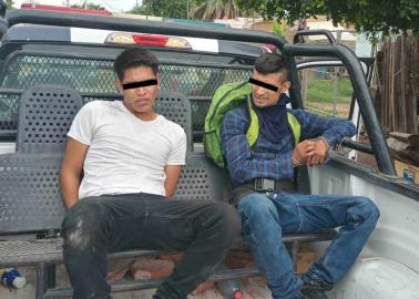 Detienen a dos por robo de motocicleta