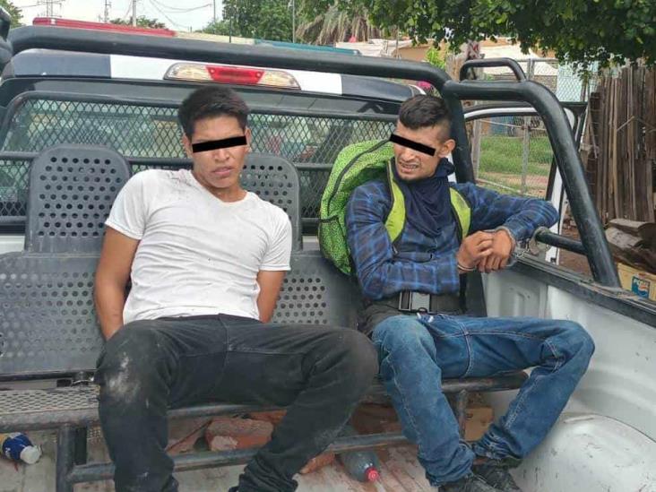 Detienen a dos por robo de motocicleta Detienen a dos por robo de motocicleta