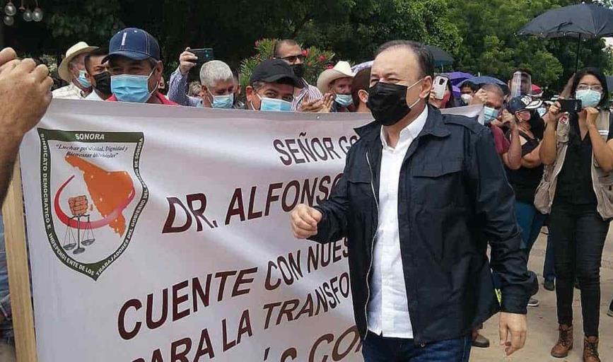 Alfonso Durazo atiende manifestación en Palacio