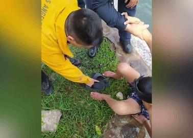 Bomberos rescatan a niño que quedó atorado en una fuente Bomberos rescatan a niño que quedó atorado en una fuente