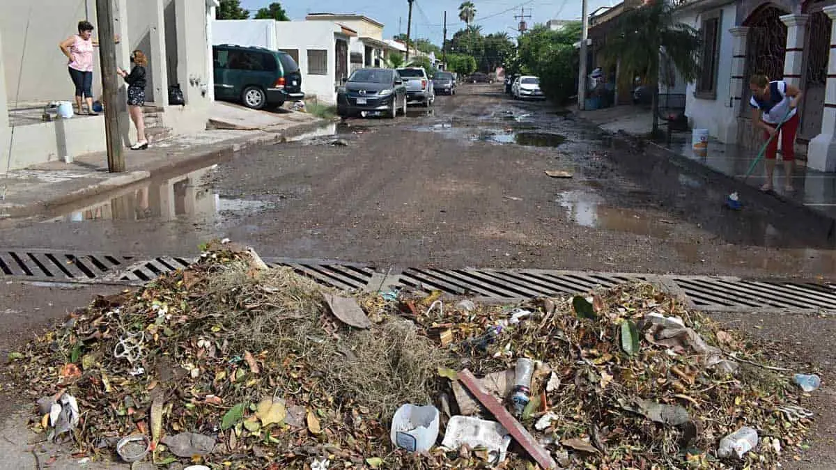 Vecinos de la Ampliación Miravalle limpian alcantarillas