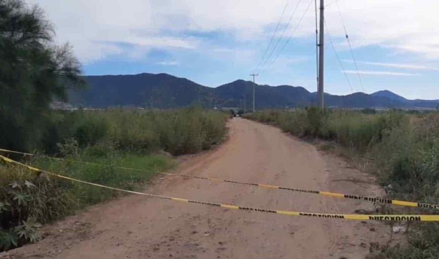 Encuentra a recién nacido en una bolsa negra en predio baldío