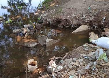 Agarran bordo del Canal Bajo como basurero