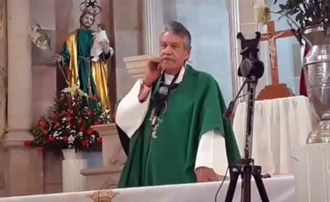 VIDEO. Vieja gorda con cuerpo de dado: dice padre a mujer en misa VIDEO. Vieja gorda con cuerpo de dado: dice padre a mujer en misa