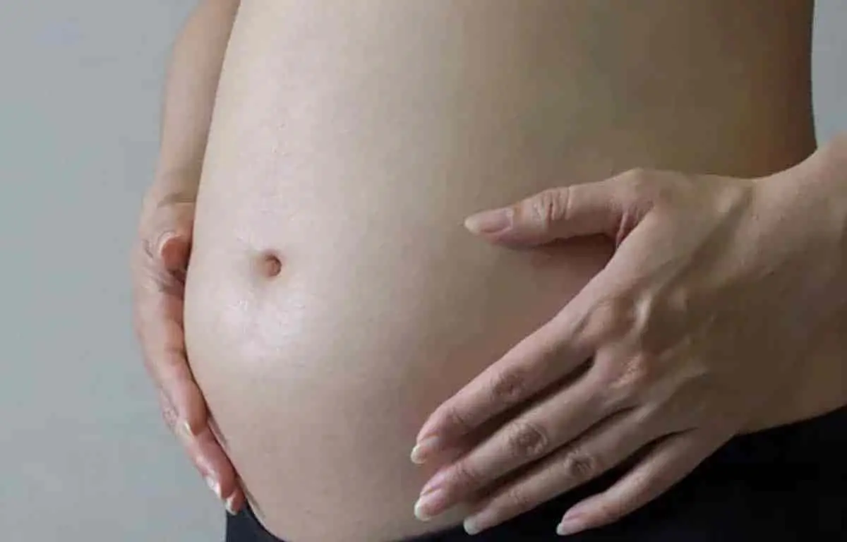 Joven va al hospital por dolor en el abdomen y da luz en el baño