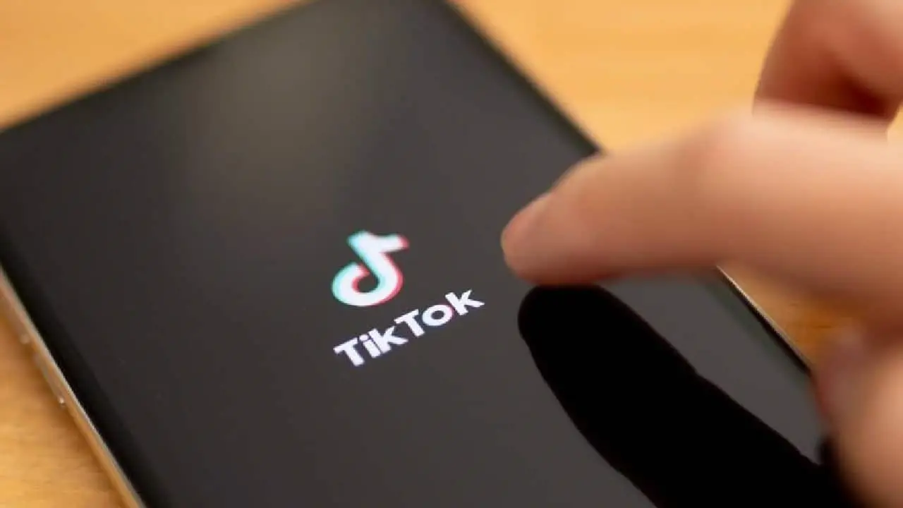 Encuentran a hermanitas vagando en la calle por un reto de TikTok
