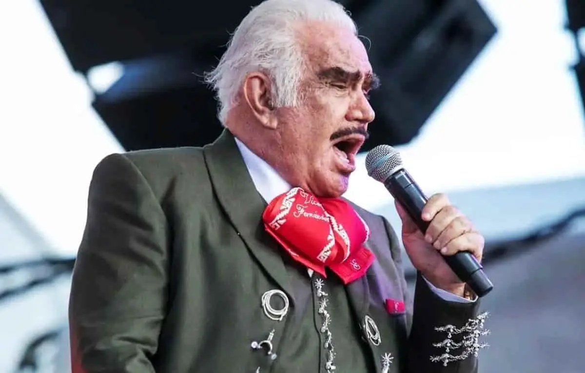 Vicente Fernández no se mueve, afirman sus familiares
