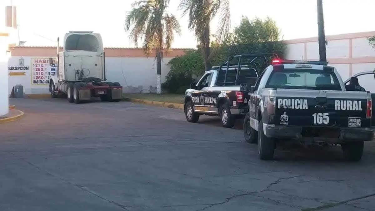 Le disparan a trailero durante asalto