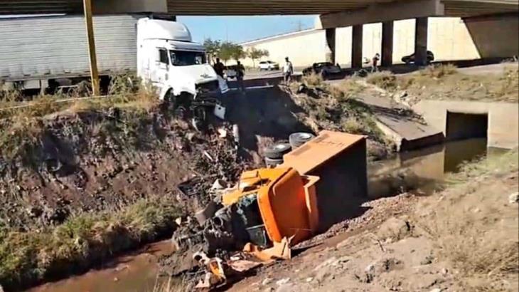 Vuelca dompe en la internacional, a la altura de colonia Misiones