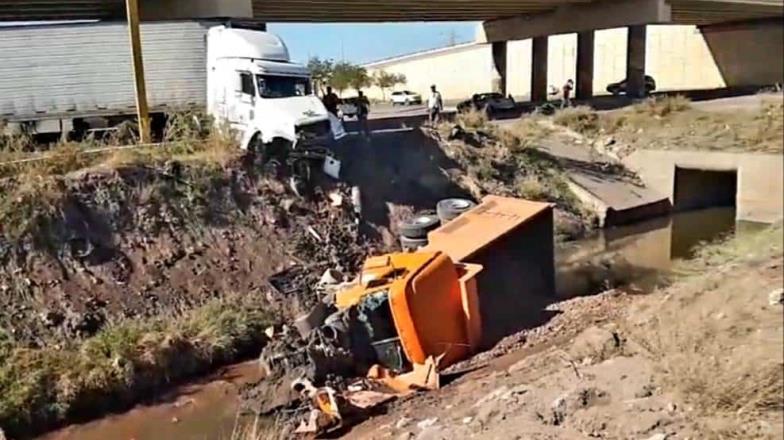 Vuelca dompe en la internacional, a la altura de colonia Misiones