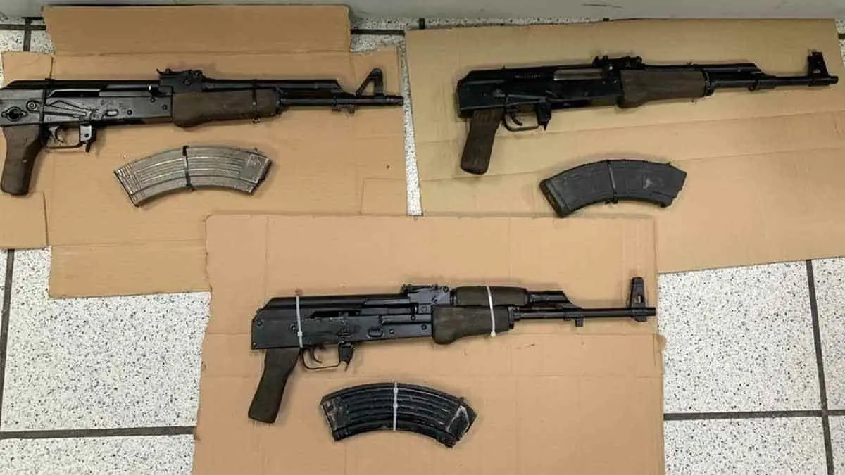 Arrestan a sujetos con armas largas en un restaurante