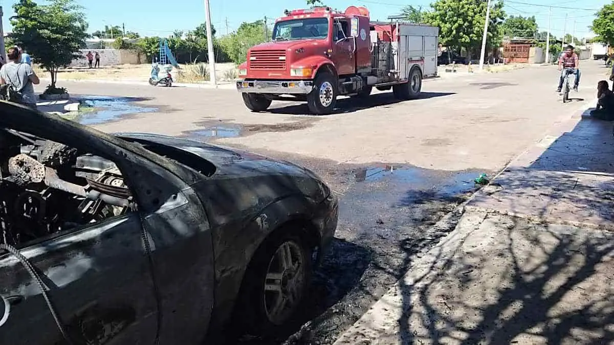 Violento sujeto le quema el auto a su madre