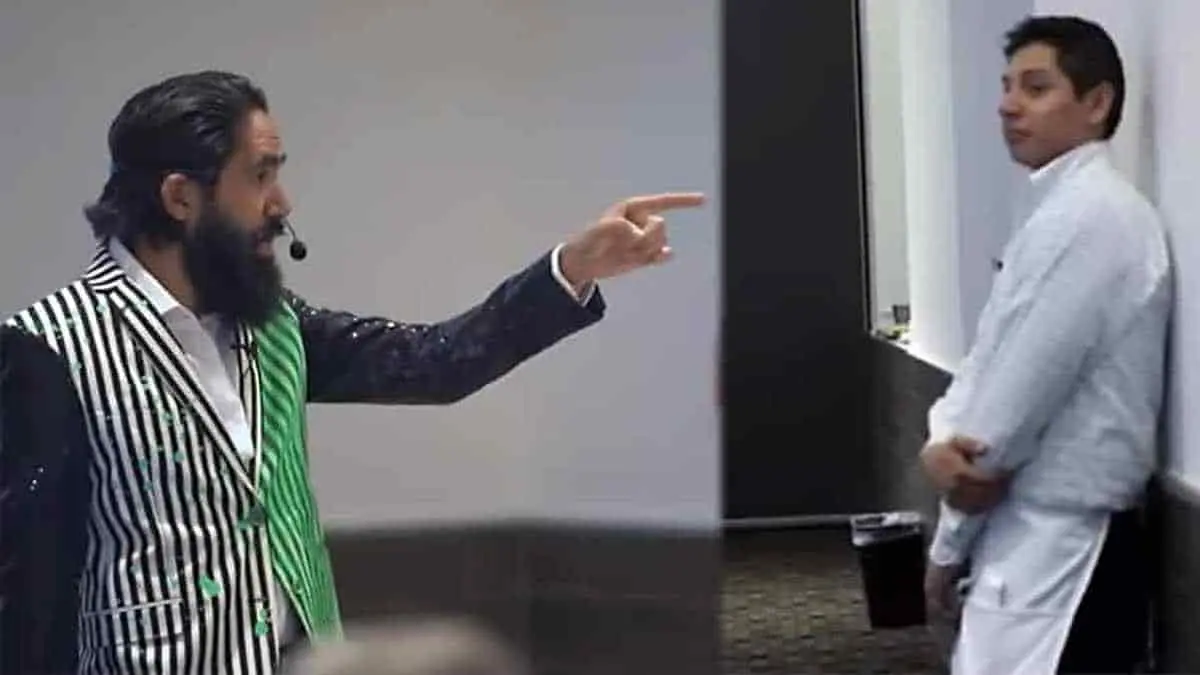 VIDEO: Influencer humilla a mesero en conferencia; no lo perdonan