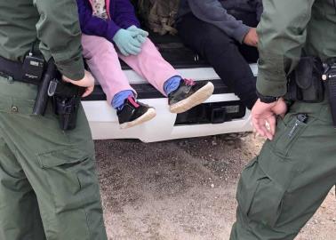 Rescatan a niña de 7 años abandonada por traficantes de migrantes
