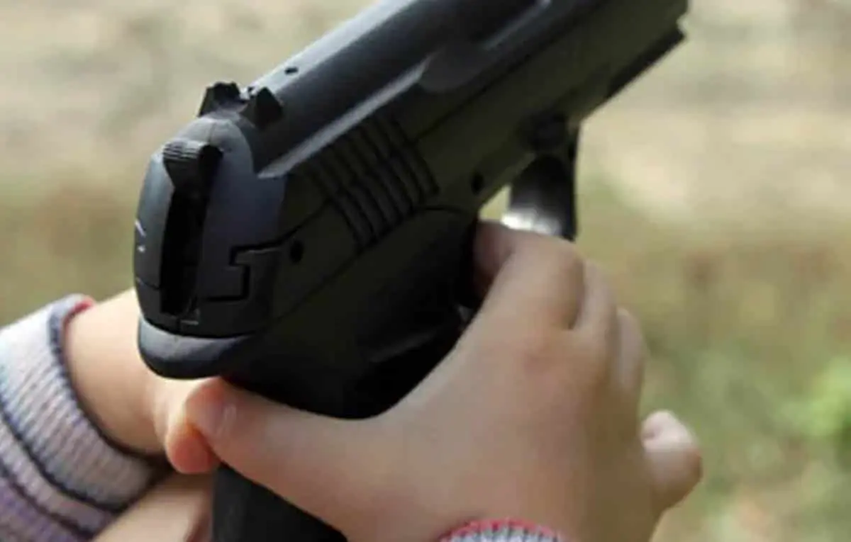 Bebé de 2 años mata a su madre y condenan al padre