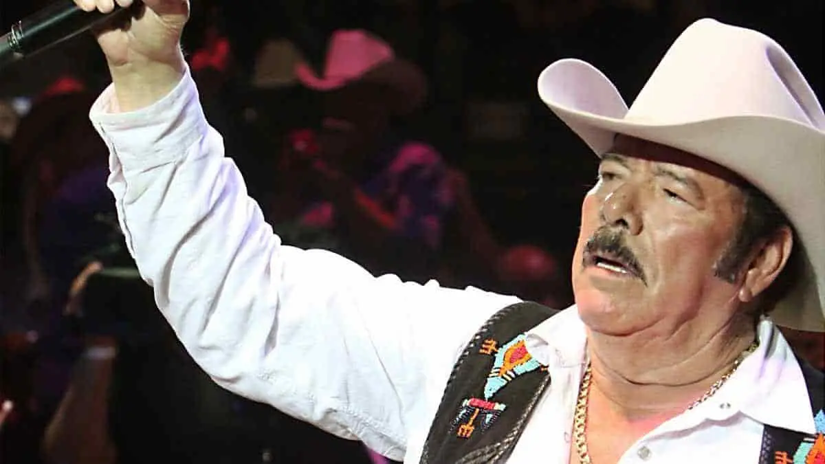 Le devuelven la que hizo: fan toquetea a Lalo Mora