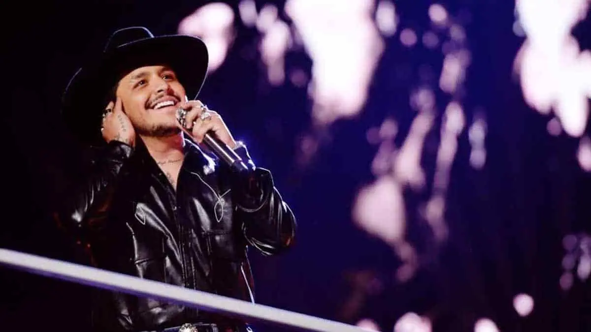 VIDEO. Christian Nodal defiende a una fan en pleno concierto